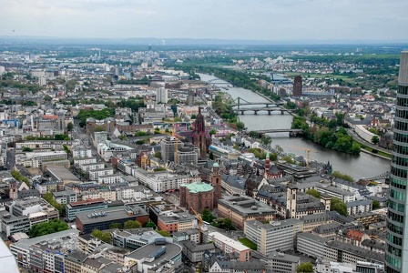 0023 BBL Frankfurt, Main-Tower, Blick  auf Main, Dom und Paulskirche--04175