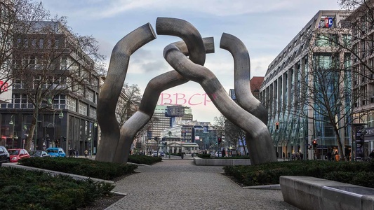 0010 BBL Berlin, Tauentzienstraße, Skulptur Berlin von Brigitte und Matin Matschinsky ( Darstellung Teilung Berlins)-010428