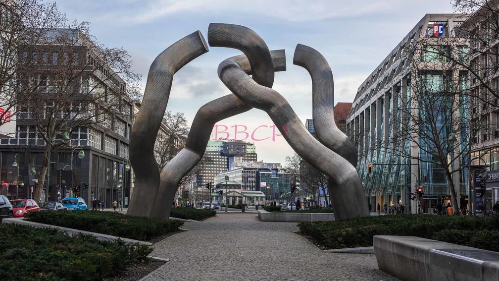 0010 BBL Berlin, Tauentzienstraße, Skulptur Berlin von Brigitte und Matin Matschinsky ( Darstellung Teilung Berlins)-010428.jpg