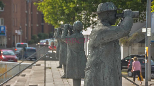 0010 BBL Bremen, Vegesack, Hafenkaje, Bronzefiguren Reckers Familie,  drei Frauen warten auf die Heimkehr Ihrer Männer ein Heimkehre wartet auf seine Fr20