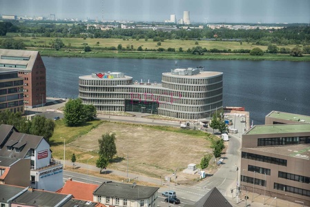 0019 BBL, Rostock, Petrikirche, Aussicht vom Turm auf die Warne mit Aida Reederei--731828