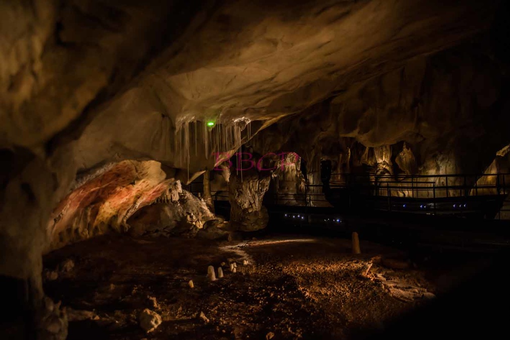 0003 BBL, Vallon Pontd´Arc, Nachbau der Höhle mit Laufstegen für Besucher-267210.jpg