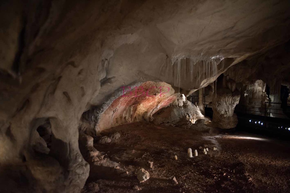 0004 BBL, Vallon Pontd´Arc,  Nachbau Chauvet-Höhle mit 20.000 Jahre alten Darstellungen von Tieren-267311.jpg